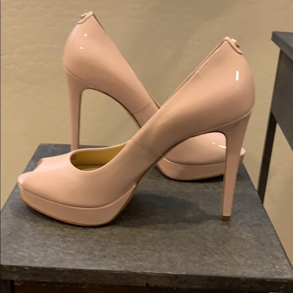 Michael Kors blush peep toe Heel size 6